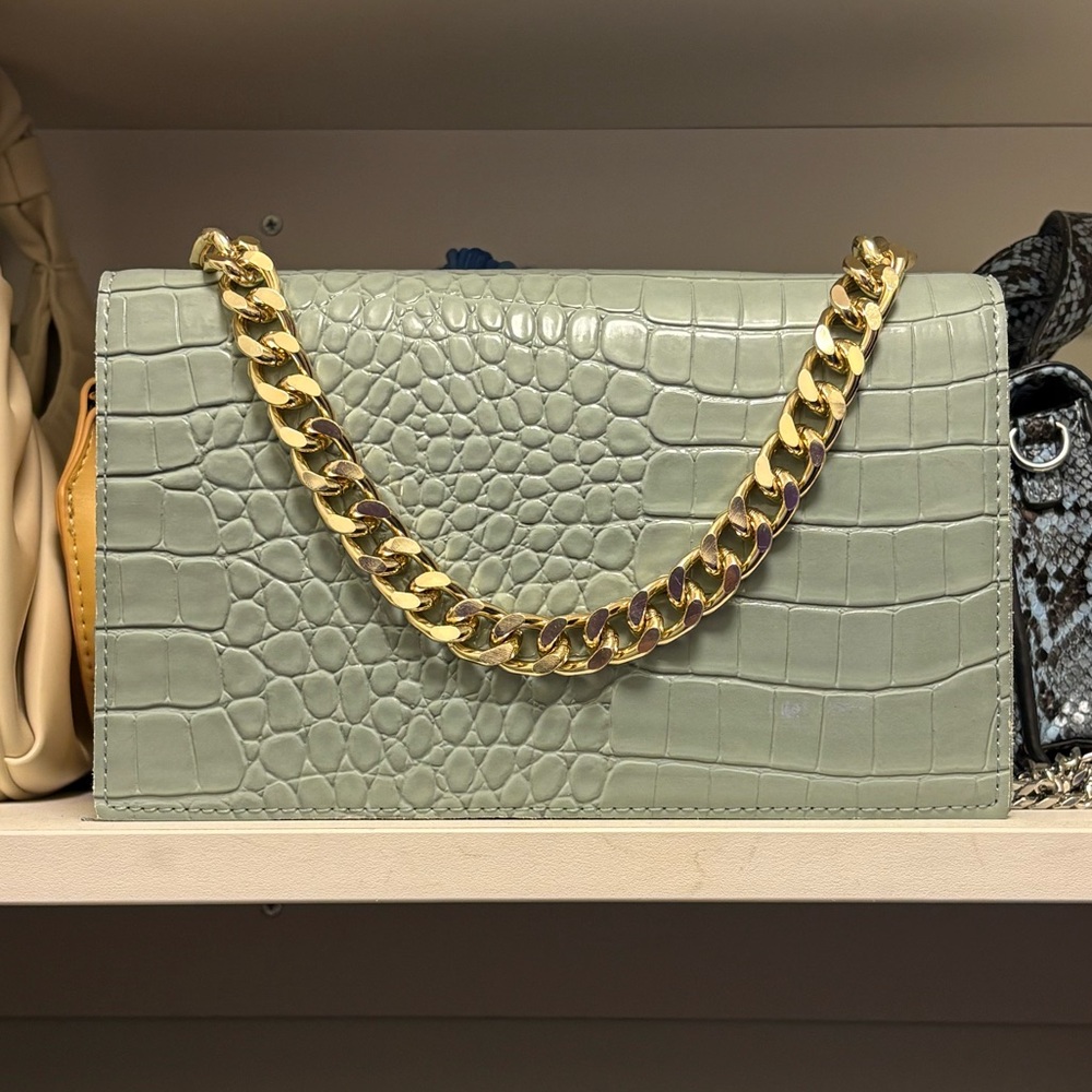 Elegant Crocodile-Embossed Chain Bag
